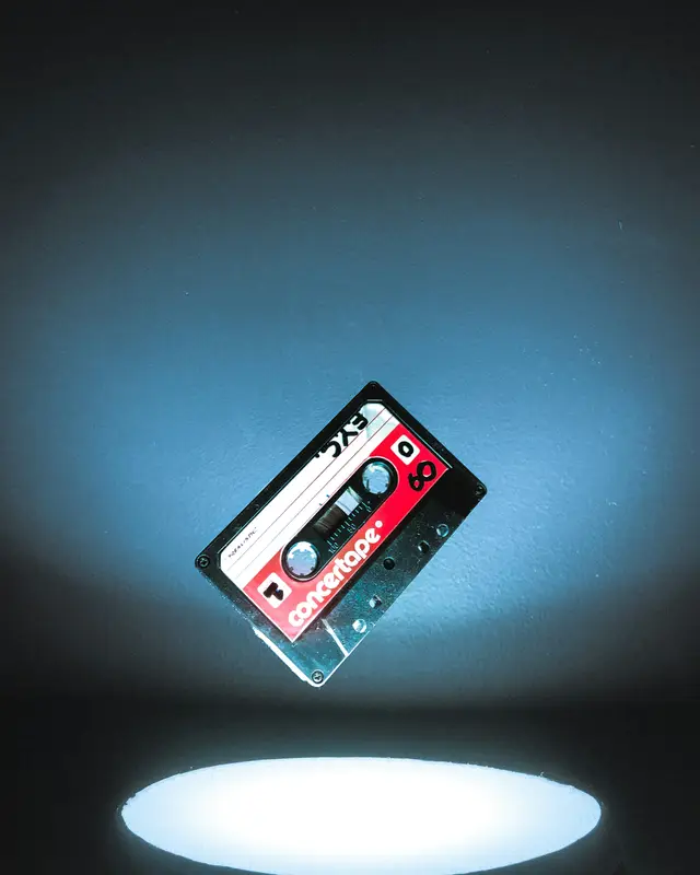 一捲懸空的錄音卡帶，下面一圈光